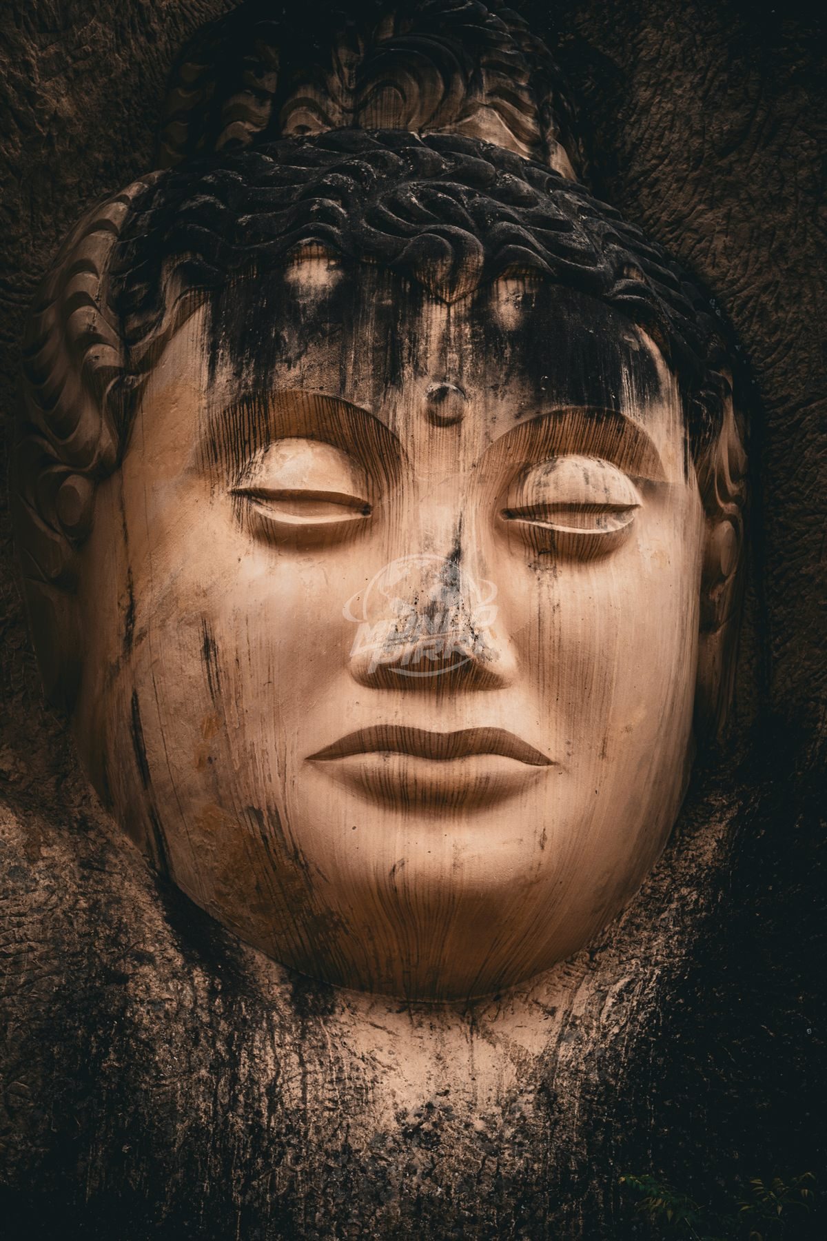 Talla de un rostro de Buda en piedra