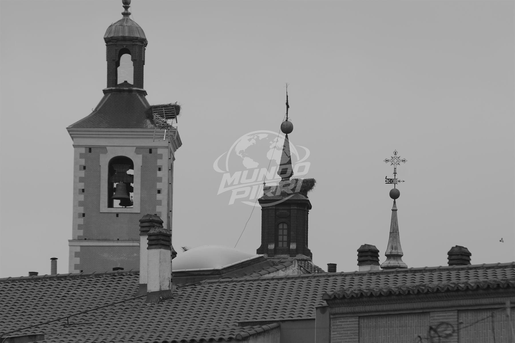 Campanarios de un monasterio en Madrid, blanco y negro