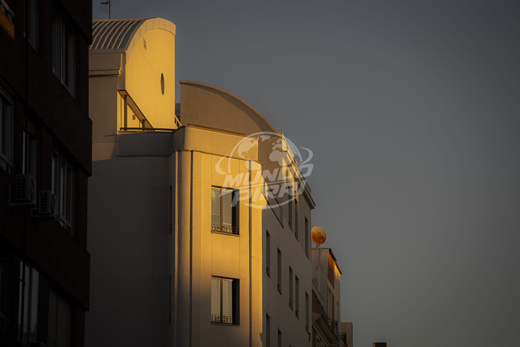Fachada de un edificio iluminada al atardecer