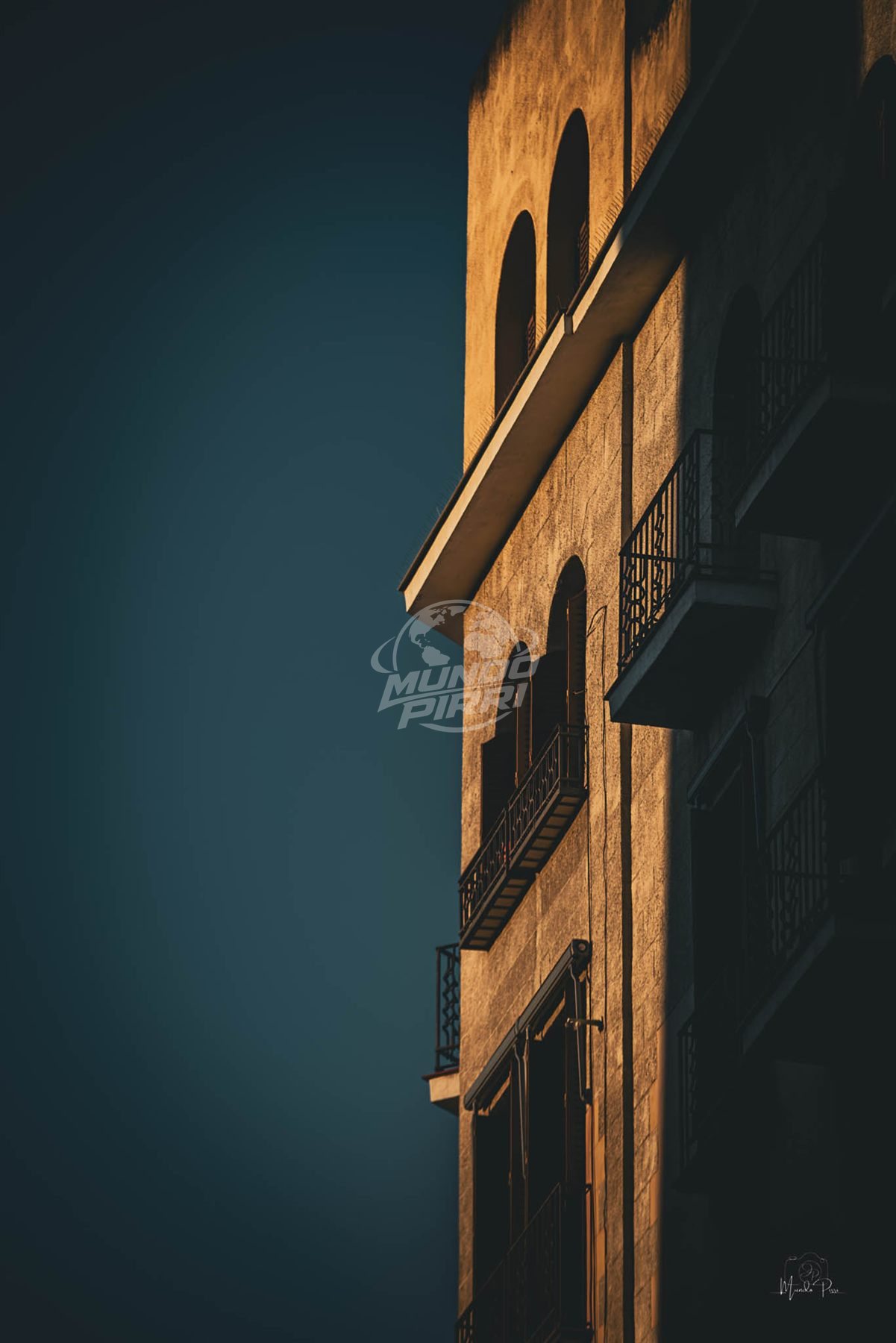 Fachada de un edificio en Madrid con luz de atardecer