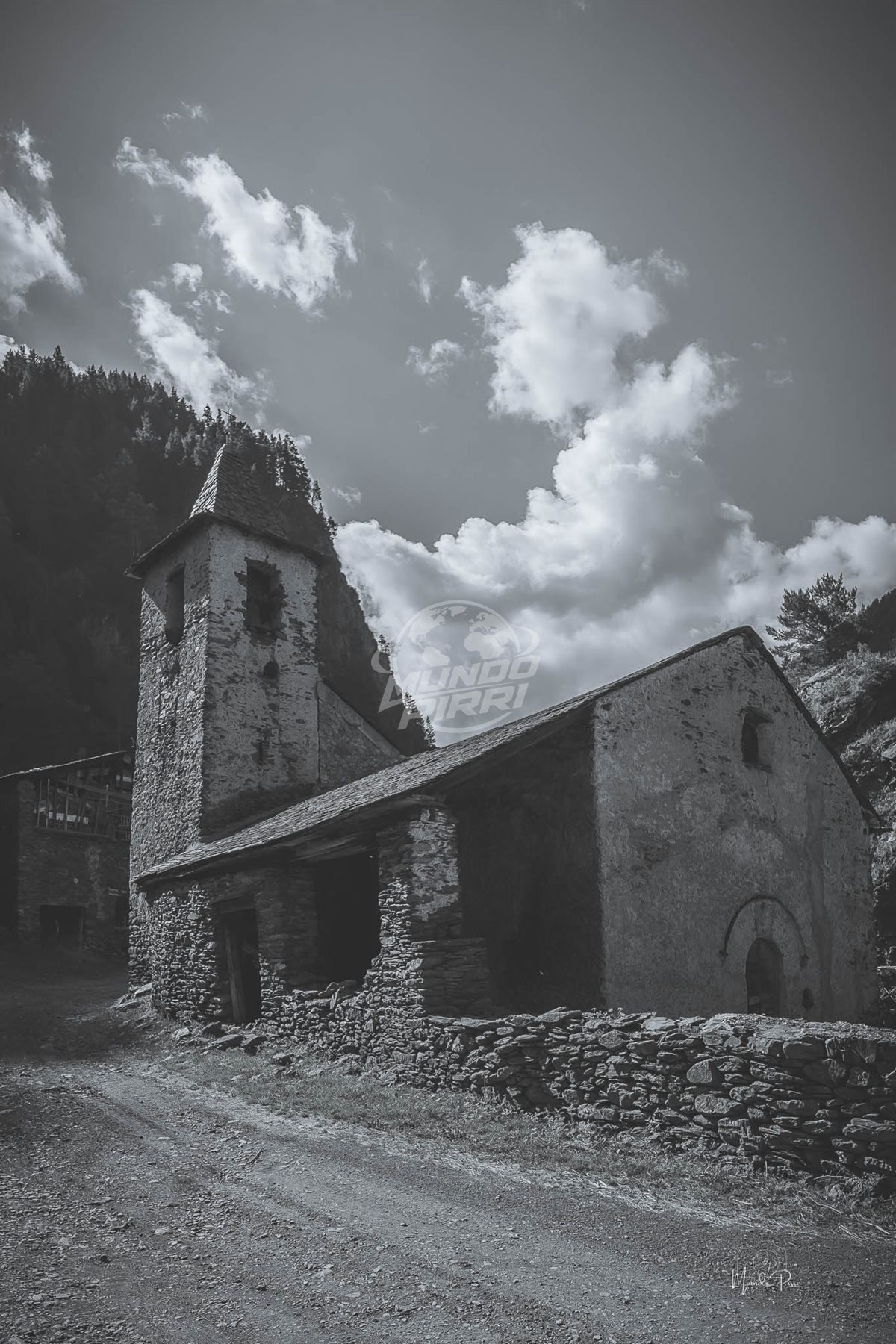 Iglesia de piedra en un pueblo de los Pirineos, blanco y negro