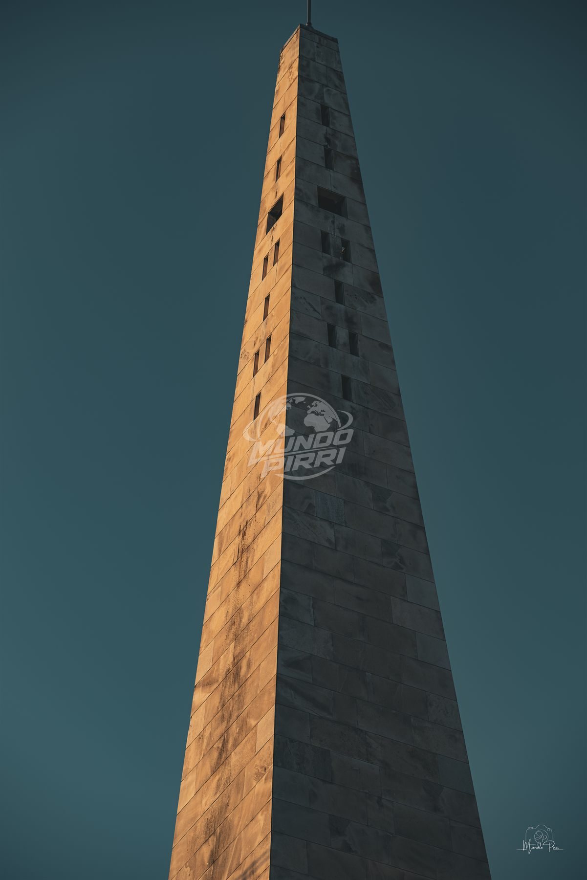 Obelisco de piedra visto desde abajo