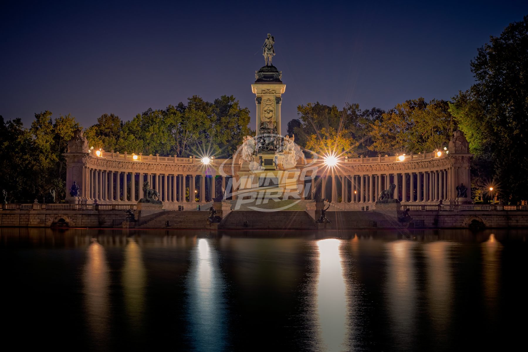 Monumento a Alfonso XII en el Retiro, Madrid, de noche