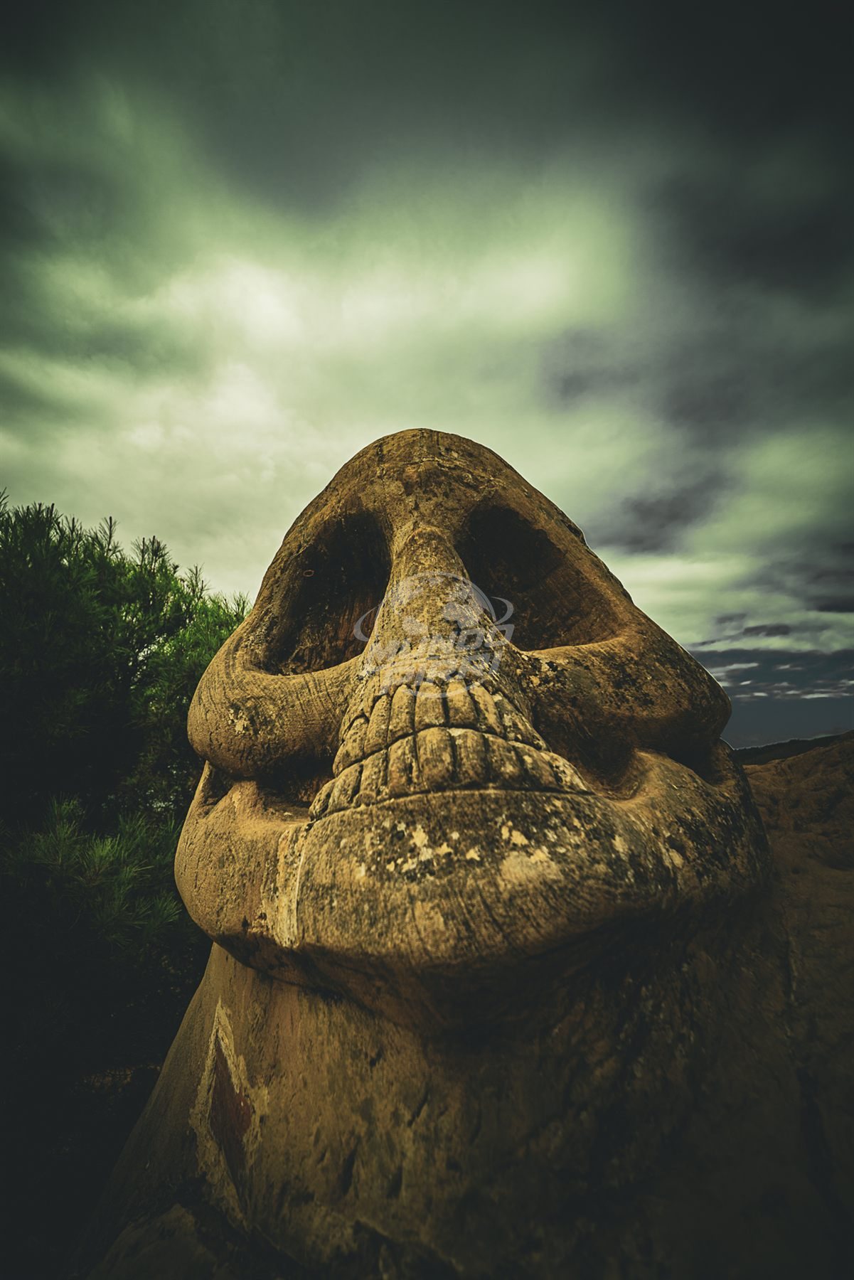 Roca con forma de calavera bajo un cielo dramático