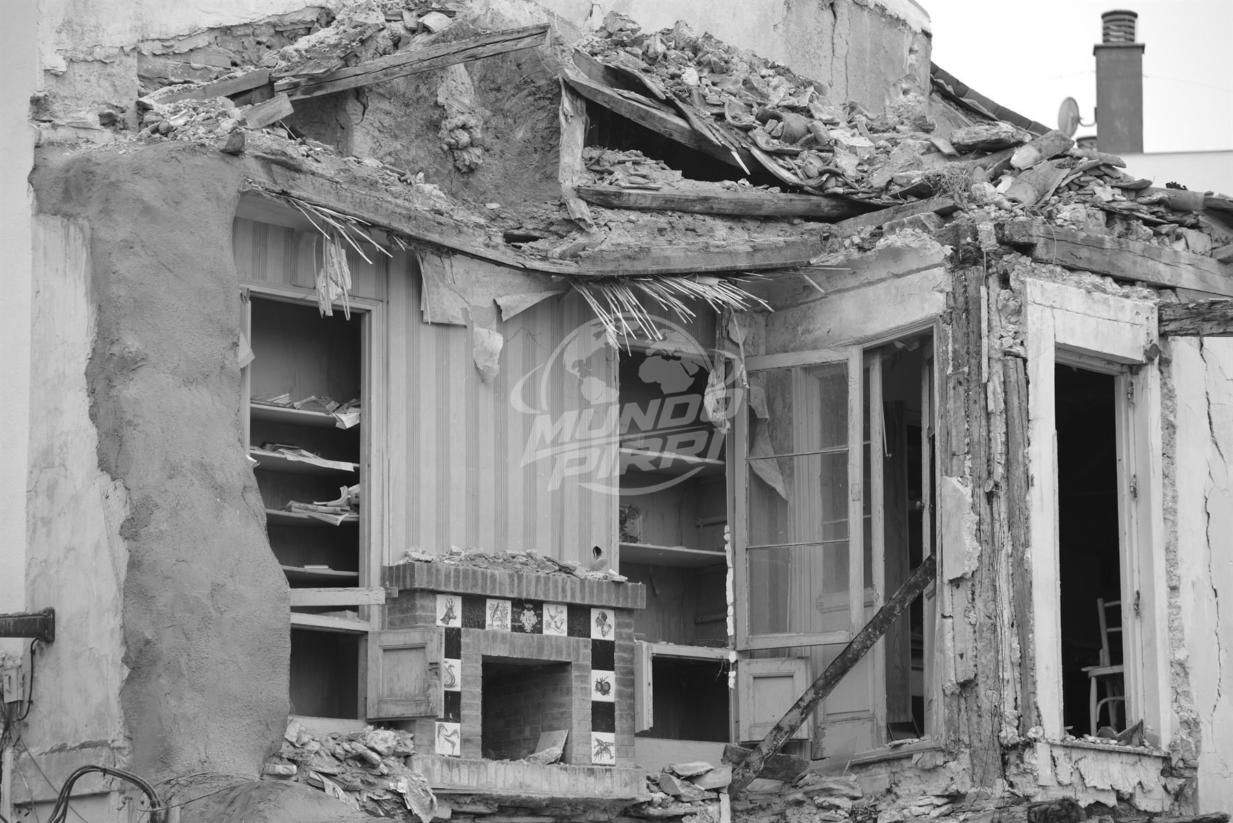 Interior de un edificio en ruinas, blanco y negro