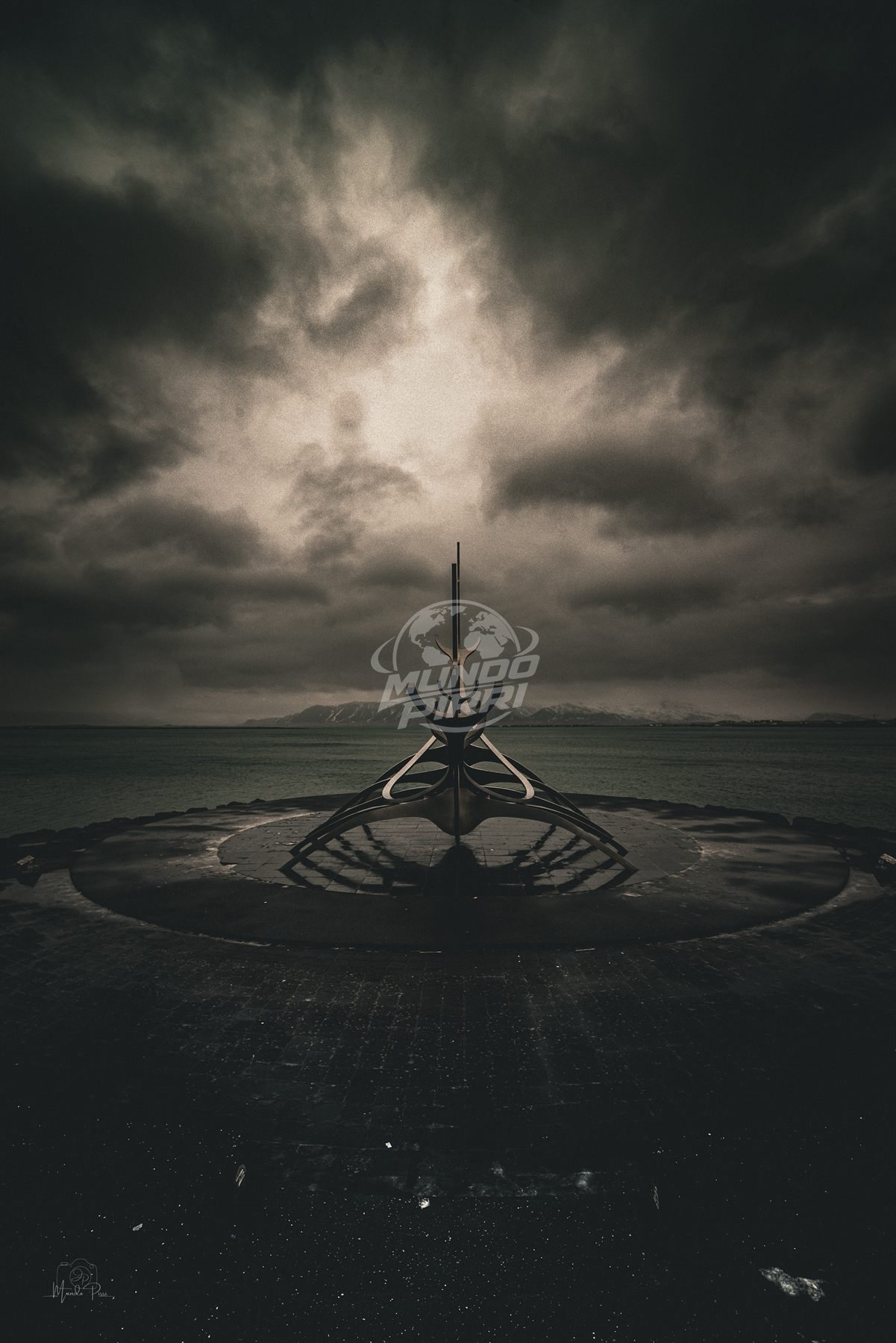 Escultura Sun Voyager en Reikiavik bajo un cielo tormentoso