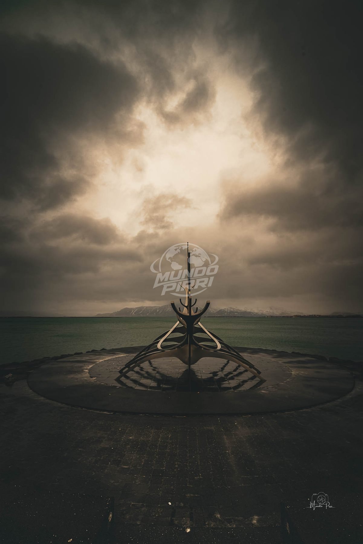 Escultura Sun Voyager en Reikiavik bajo un cielo dramático