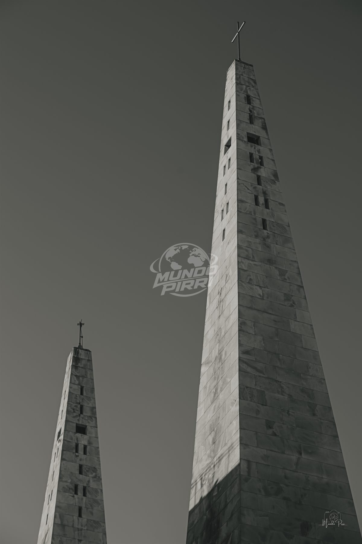 Torres gemelas de piedra, blanco y negro