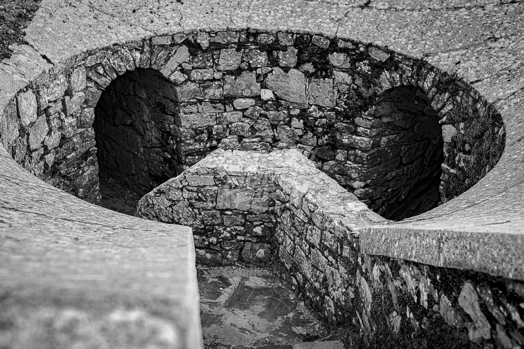 Túnel de piedra en ruinas, blanco y negro