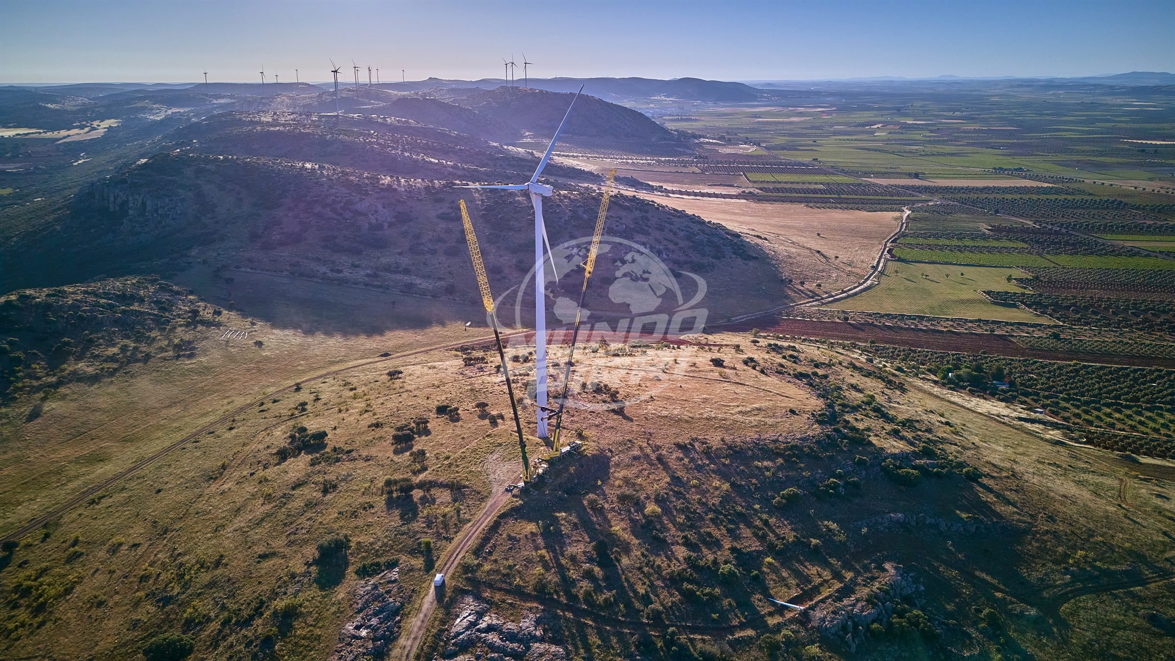Instalación de aerogenerador vista desde dron