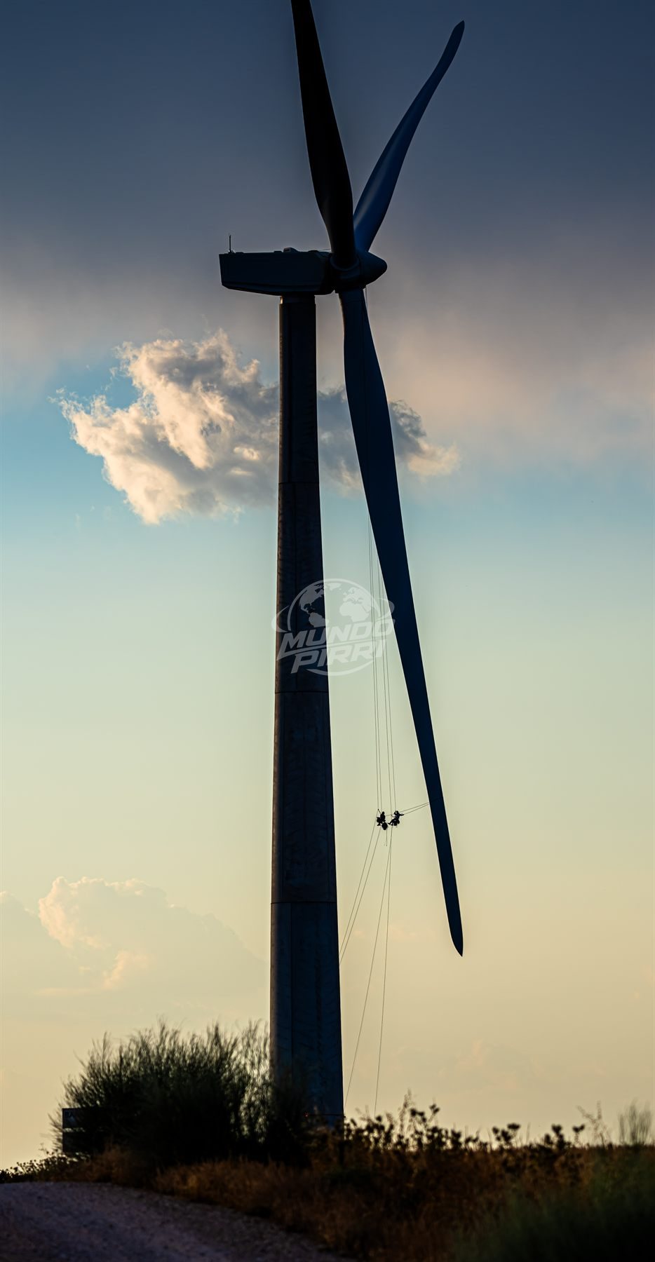 Silueta de aerogenerador al atardecer