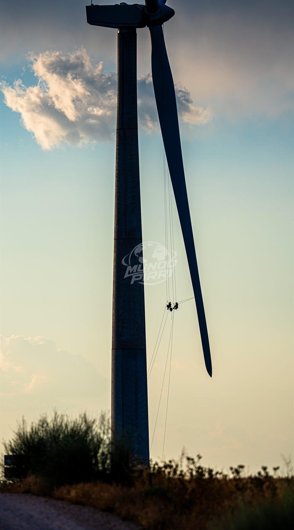 Aerogenerador contra el cielo