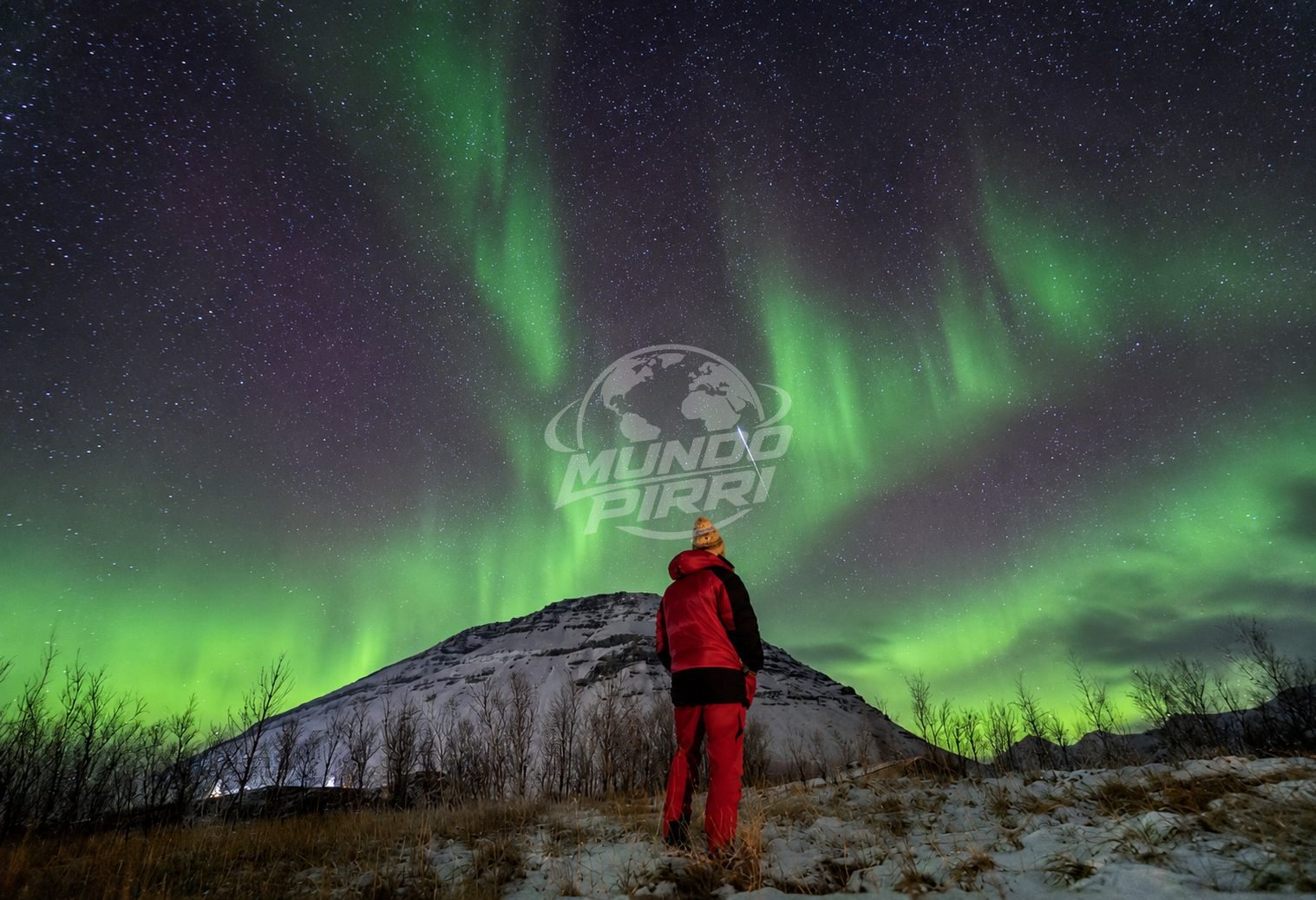 Persona observando la aurora boreal en Islandia