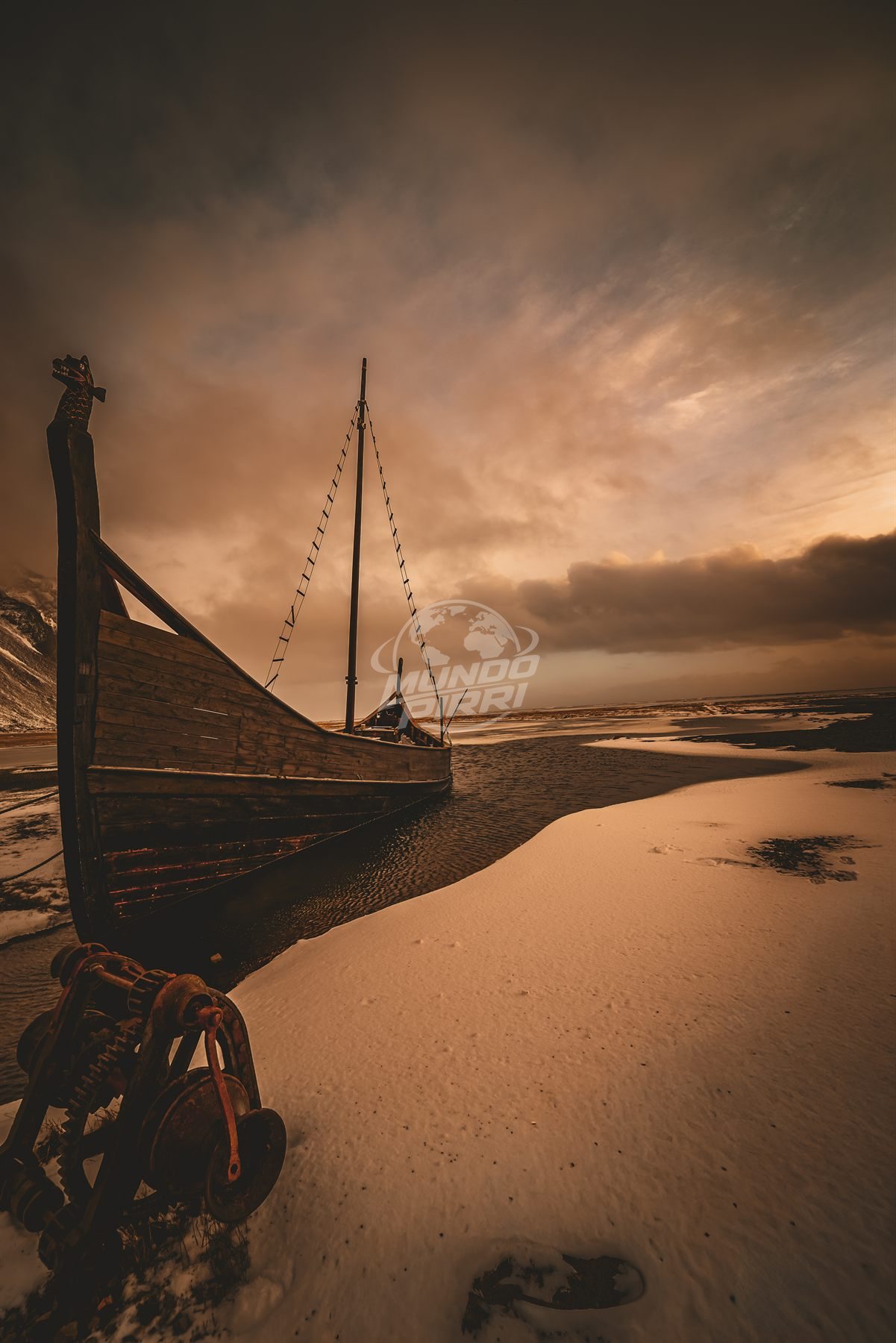 Réplica de barco vikingo en la costa de Islandia
