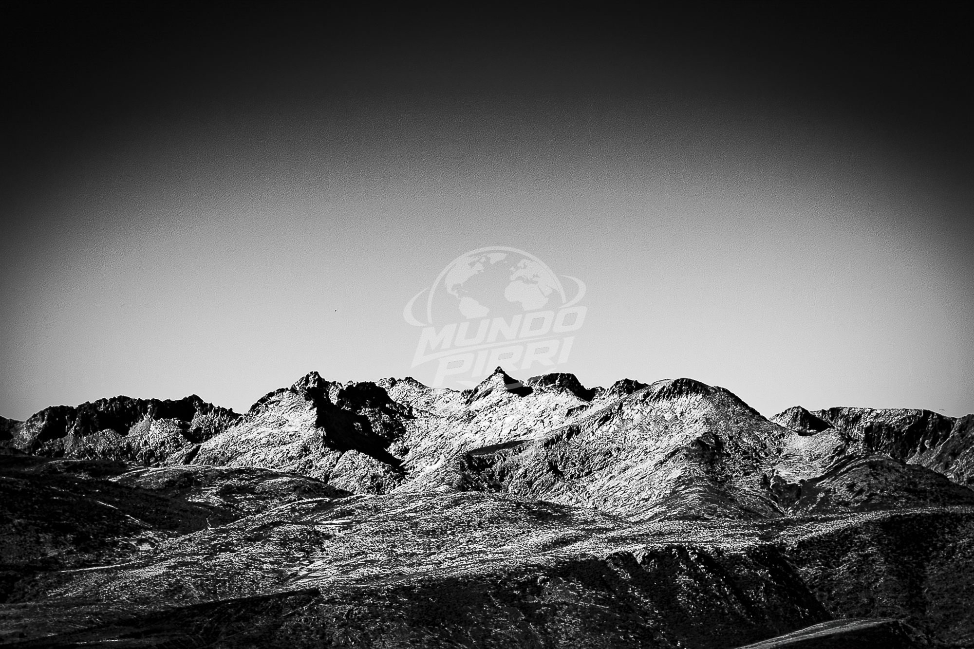 Cordillera en blanco y negro