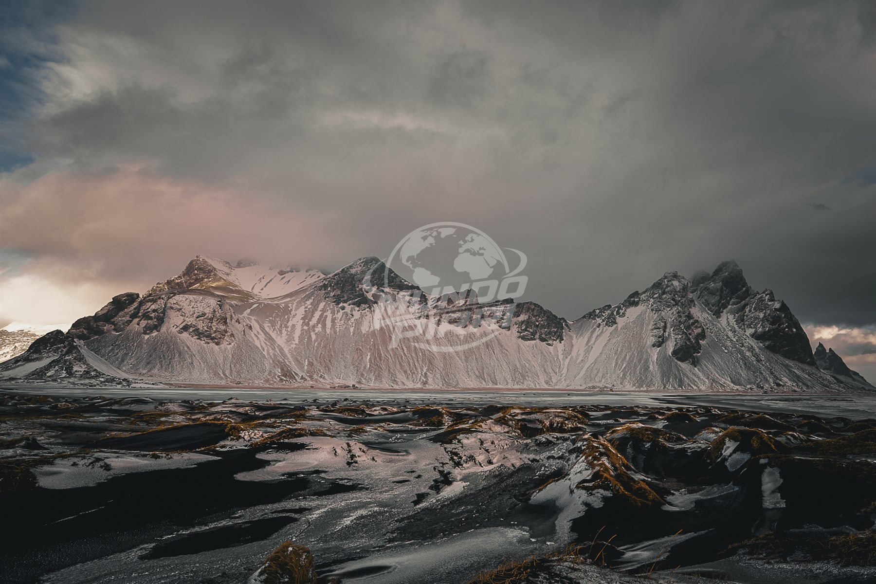 Montaña Vestrahorn en Islandia con nubes rosadas